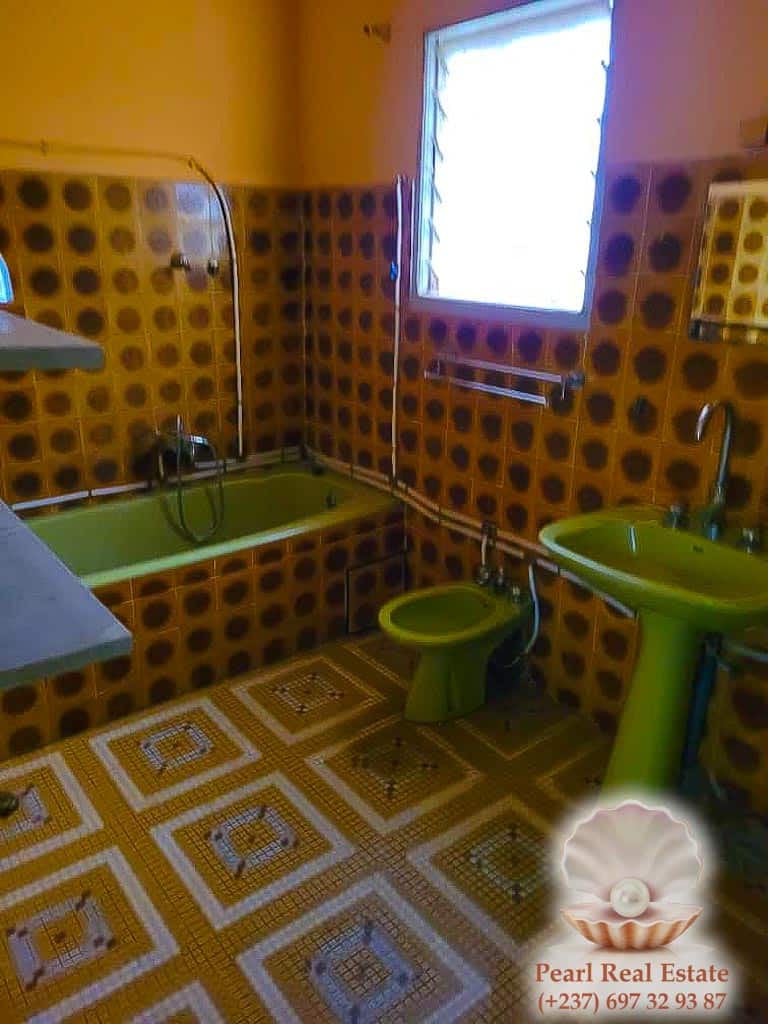 Maison (Villa) à louer - Yaoundé, Quartier Fouda, Omnisports - 1 salon(s), 4 chambre(s), 3 salle(s) de bains - 500 000 FCFA / mois