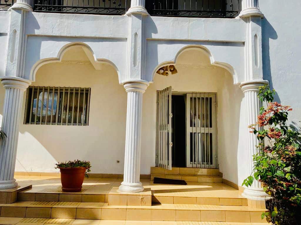 House (Villa) for sale - Yaoundé, Mfandena, Duplex à vendre Yaoundé omnisports - 1 living room(s), 4 bedroom(s), 3 bathroom(s) - 350 000 000 FCFA / month