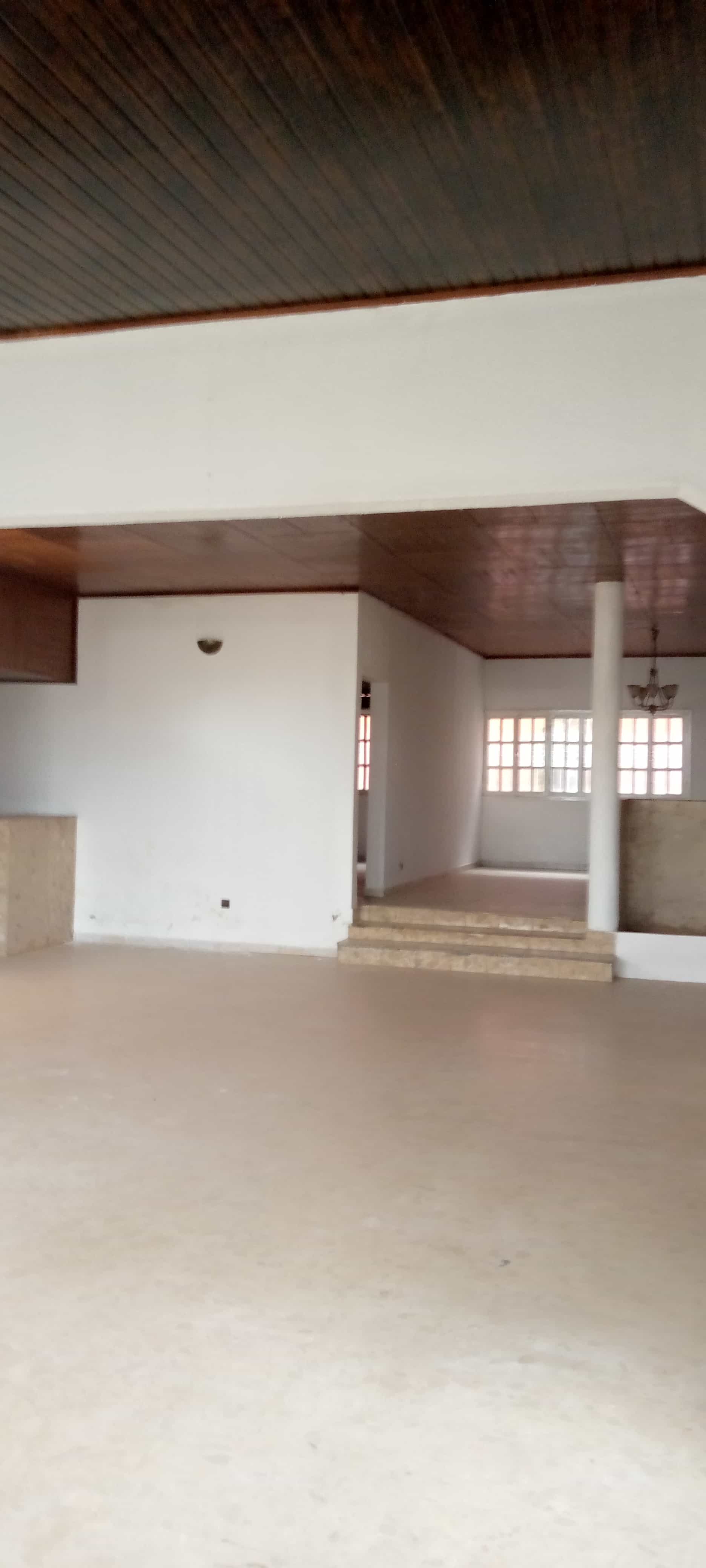 House (Villa) to rent - Yaoundé, Bastos, Bastos - 2 living room(s), 5 bedroom(s), 5 bathroom(s) - 1 500 000 FCFA / month