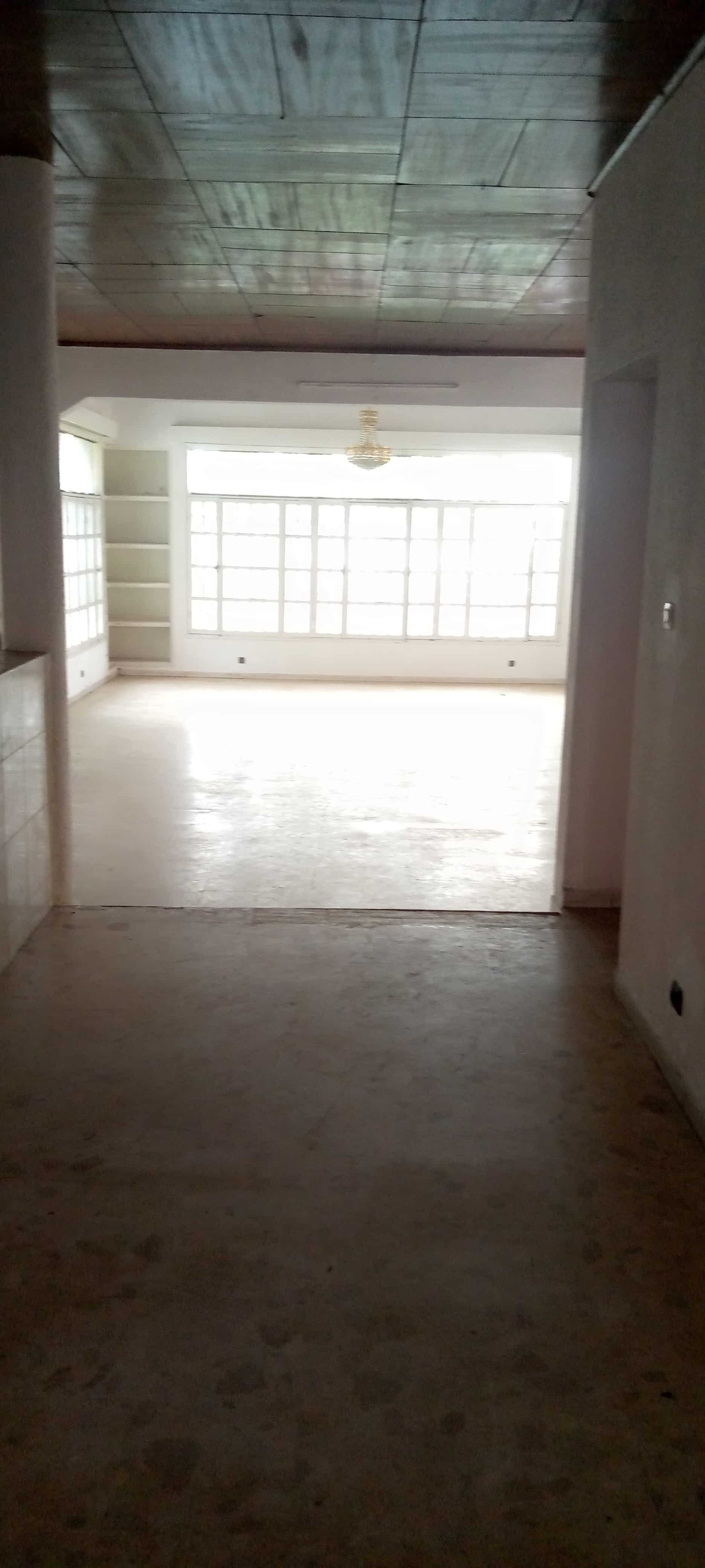 House (Villa) to rent - Yaoundé, Bastos, Bastos - 2 living room(s), 5 bedroom(s), 5 bathroom(s) - 1 500 000 FCFA / month