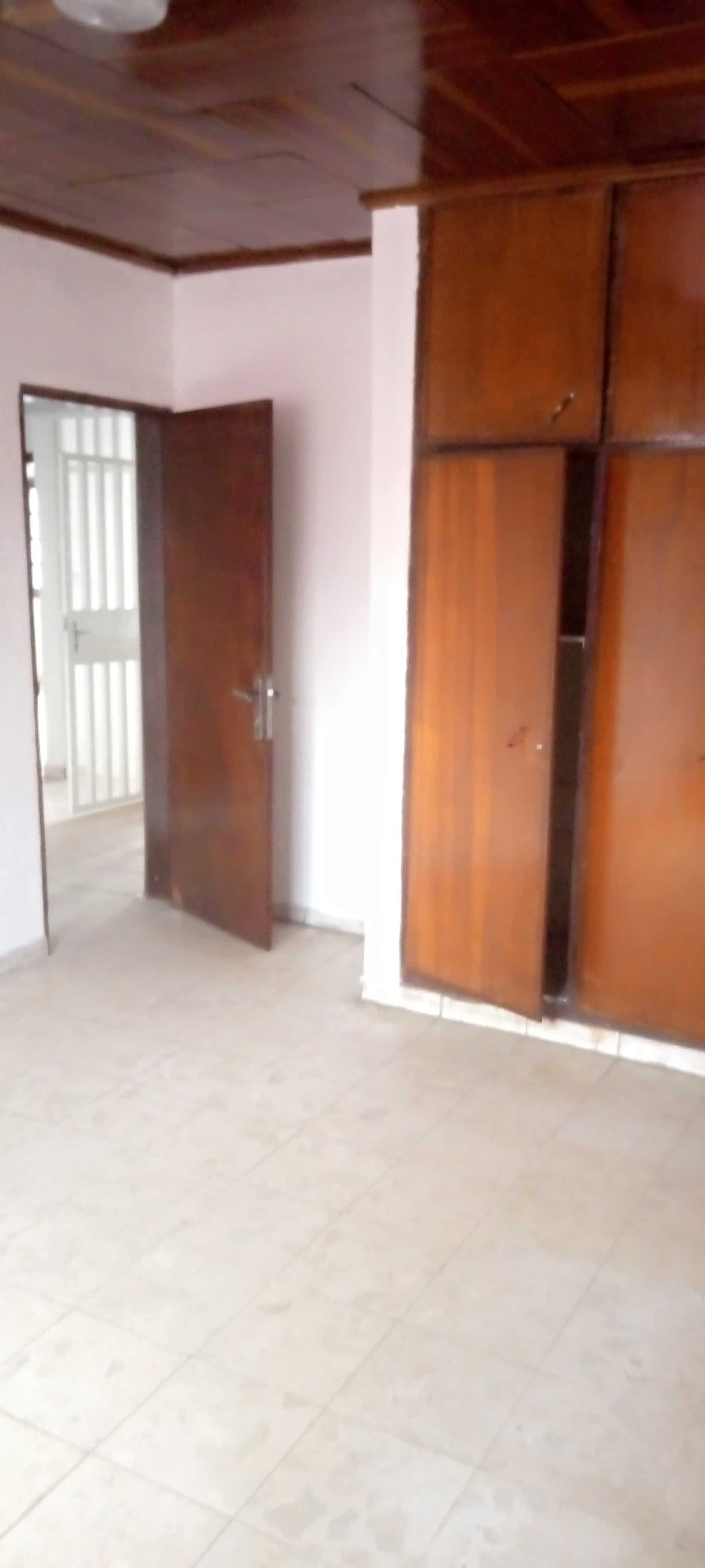 House (Villa) to rent - Yaoundé, Bastos, Bastos - 2 living room(s), 5 bedroom(s), 5 bathroom(s) - 1 500 000 FCFA / month