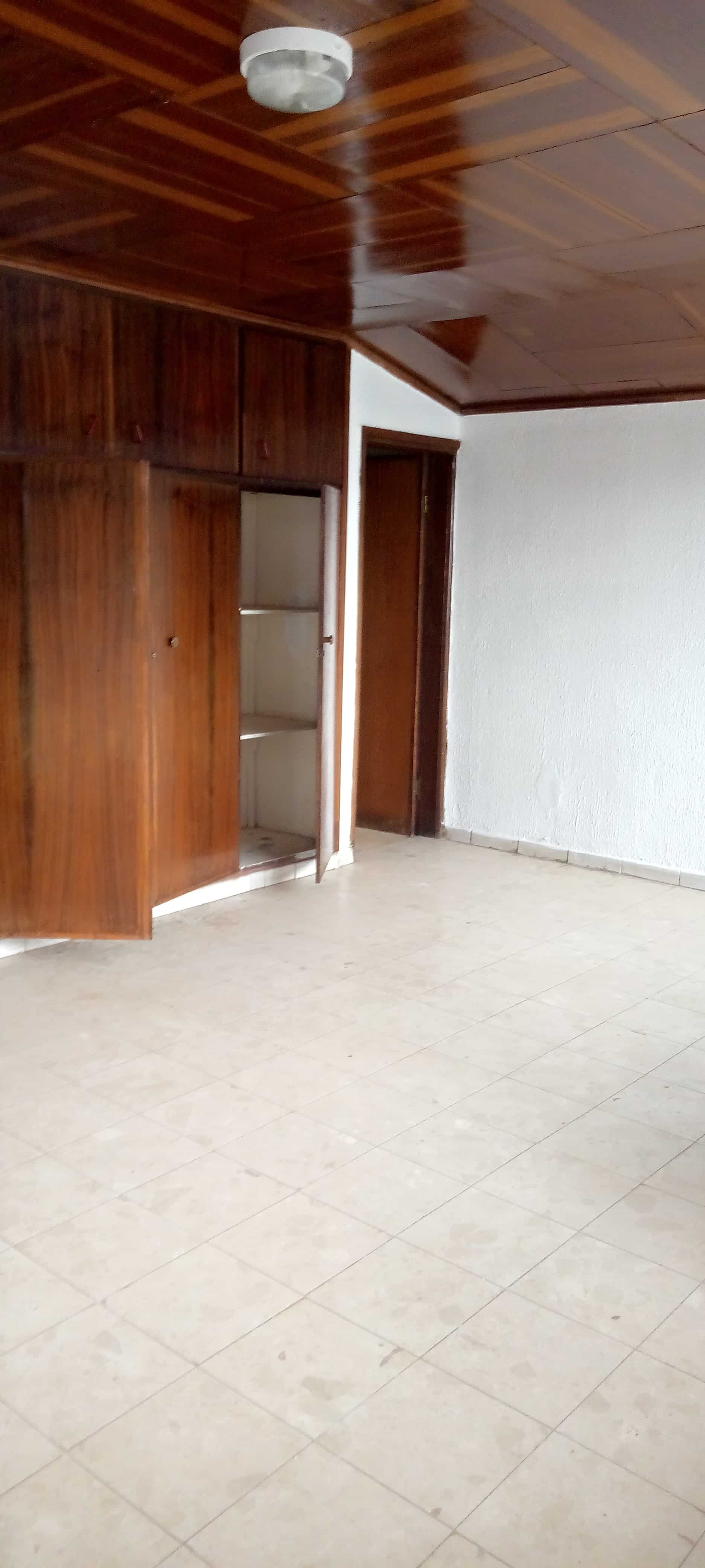 House (Villa) to rent - Yaoundé, Bastos, Bastos - 2 living room(s), 5 bedroom(s), 5 bathroom(s) - 1 500 000 FCFA / month