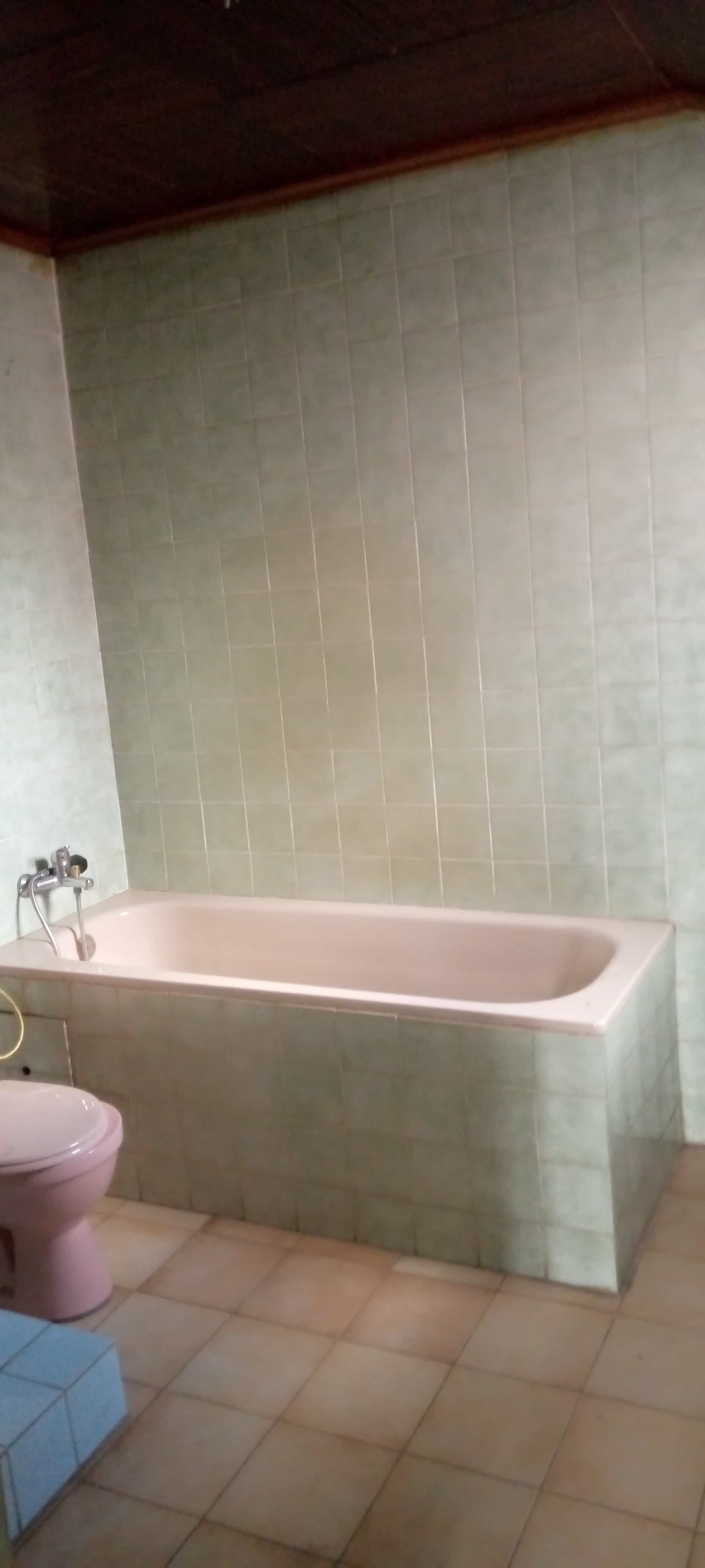 House (Villa) to rent - Yaoundé, Bastos, Bastos - 2 living room(s), 5 bedroom(s), 5 bathroom(s) - 1 500 000 FCFA / month