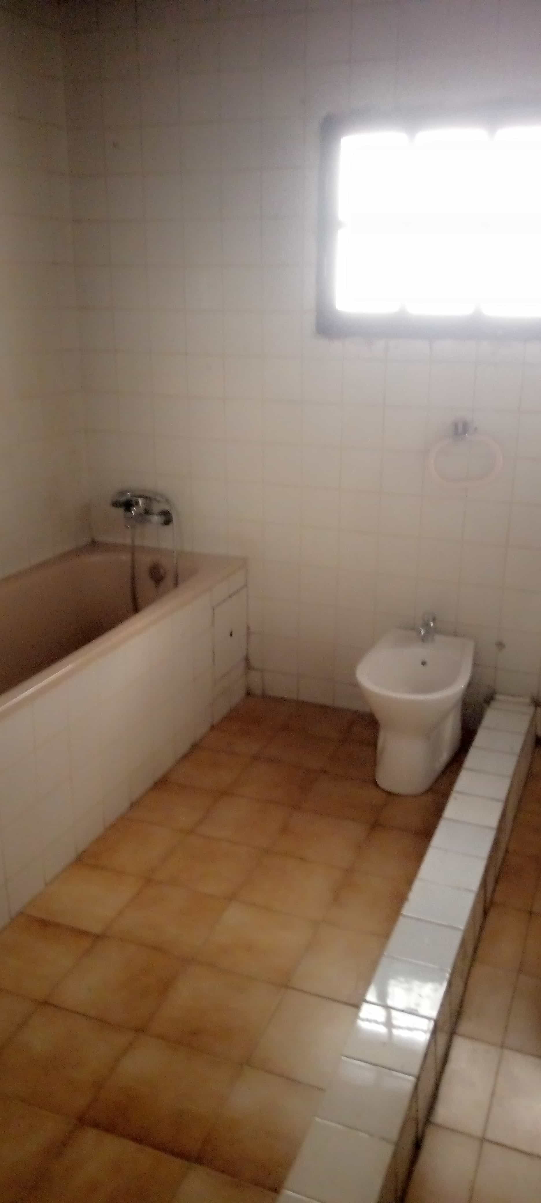 House (Villa) to rent - Yaoundé, Bastos, Bastos - 2 living room(s), 5 bedroom(s), 5 bathroom(s) - 1 500 000 FCFA / month