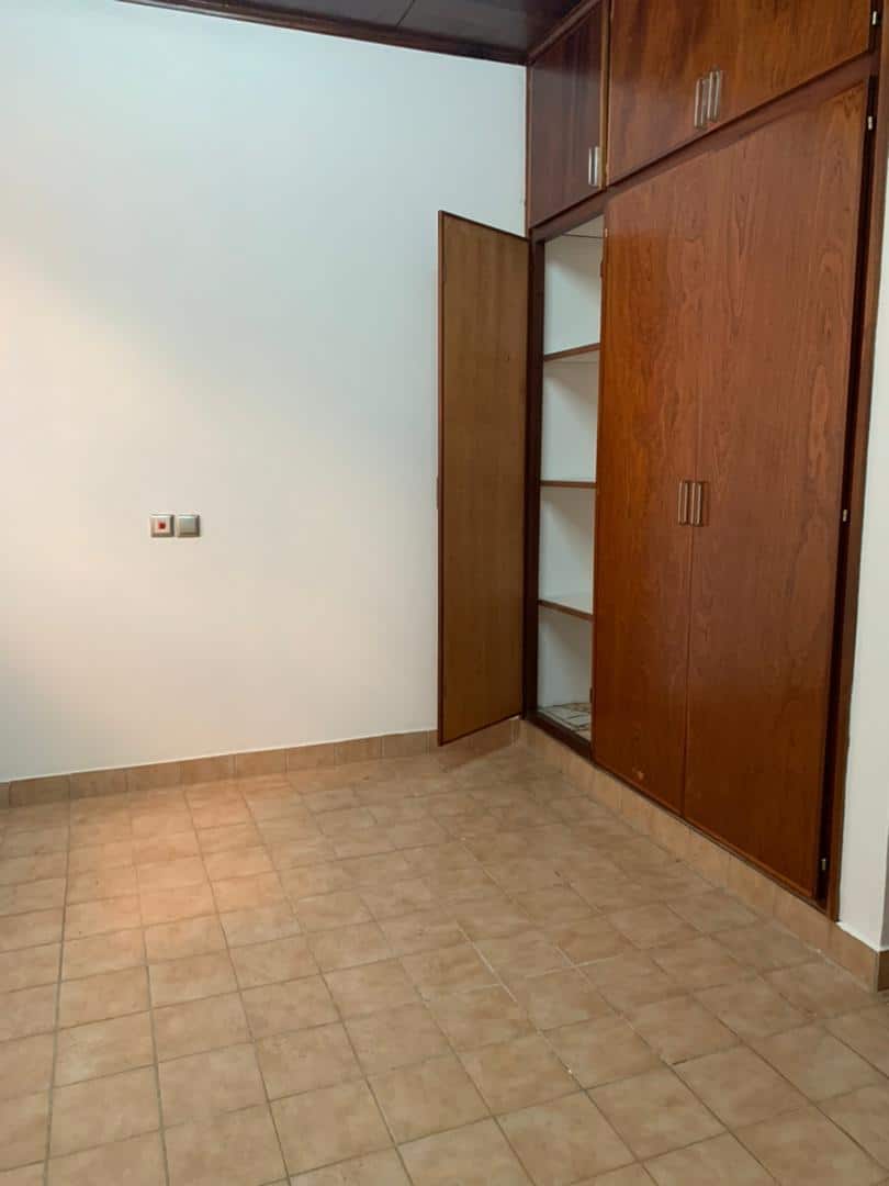 House (Villa) to rent - Yaoundé, Bastos, Bastos - 1 living room(s), 5 bedroom(s), 7 bathroom(s) - 1 500 000 FCFA / month