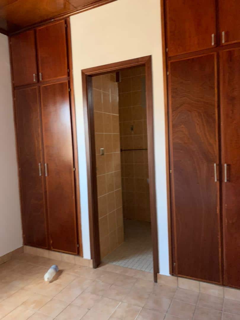 House (Villa) to rent - Yaoundé, Bastos, Bastos - 1 living room(s), 5 bedroom(s), 7 bathroom(s) - 1 500 000 FCFA / month