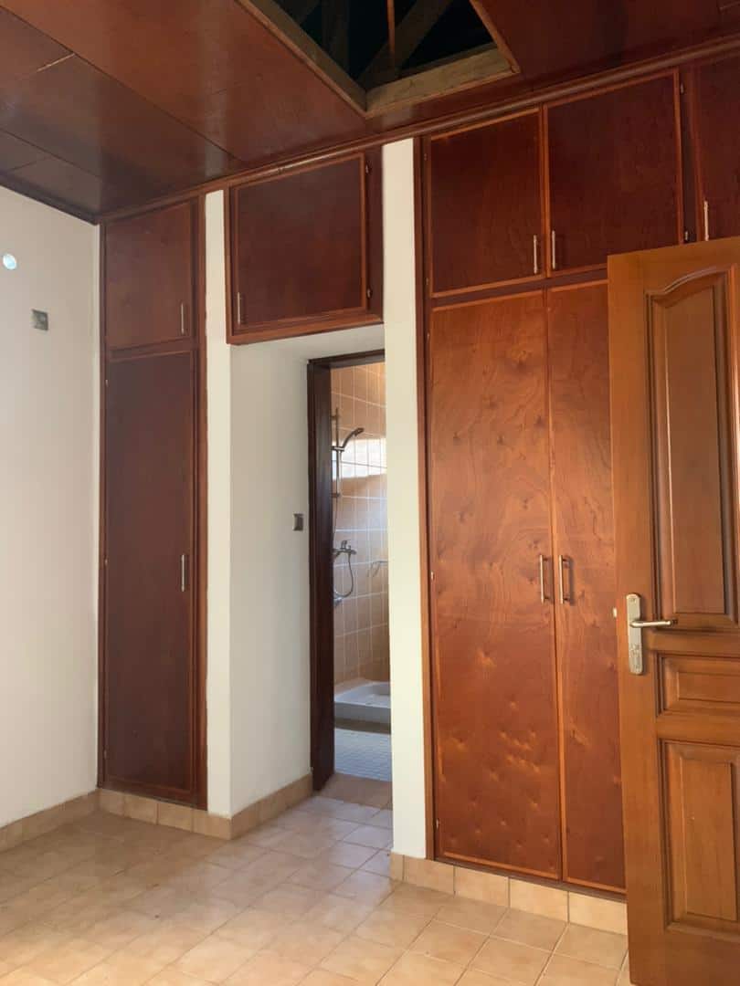 House (Villa) to rent - Yaoundé, Bastos, Bastos - 1 living room(s), 5 bedroom(s), 7 bathroom(s) - 1 500 000 FCFA / month