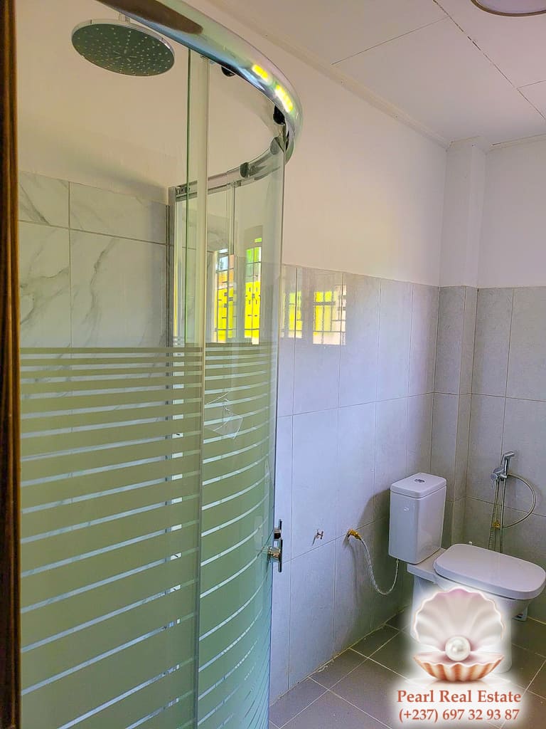 Appartement à louer - Yaoundé, Bastos, Ambassade d'Espagne - 1 salon(s), 3 chambre(s), 2 salle(s) de bains - 850 000 FCFA / mois