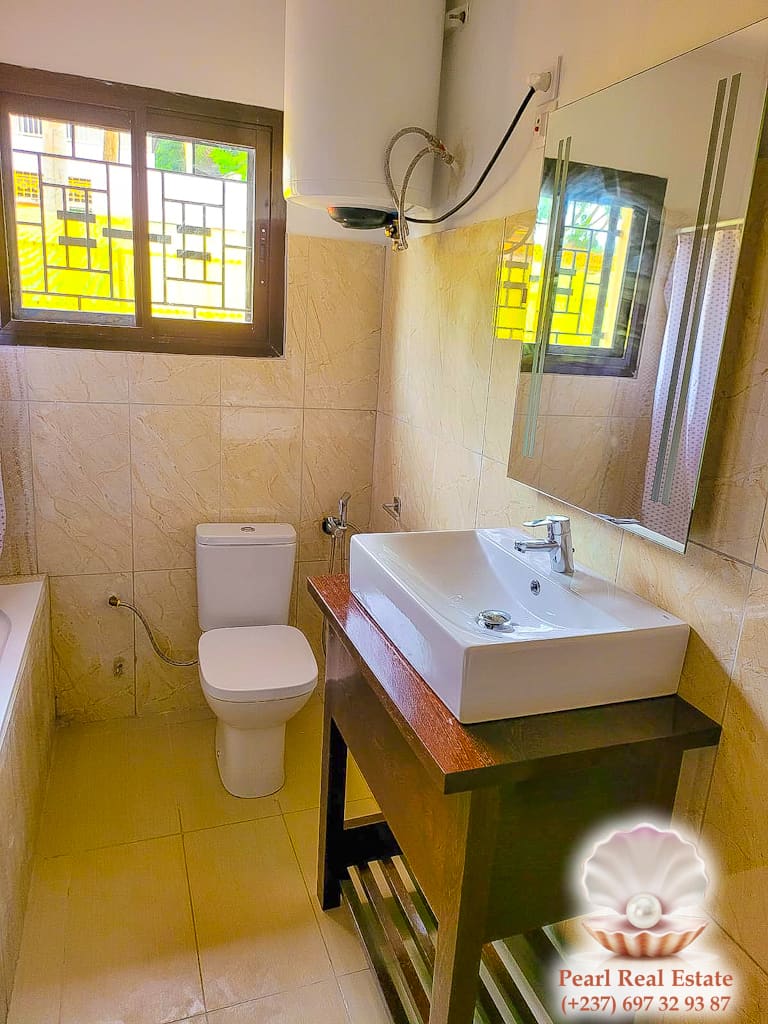 Appartement à louer - Yaoundé, Bastos, Ambassade d'Espagne - 1 salon(s), 3 chambre(s), 2 salle(s) de bains - 850 000 FCFA / mois