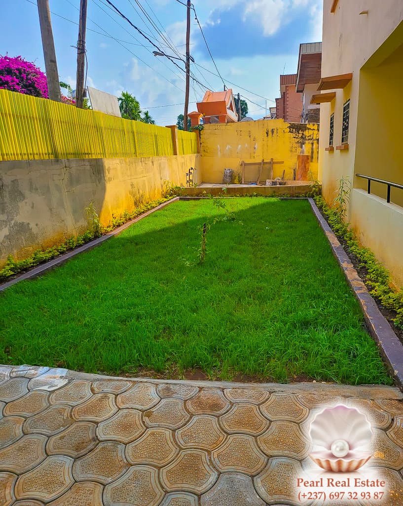 Appartement à louer - Yaoundé, Bastos, Ambassade d'Espagne - 1 salon(s), 3 chambre(s), 2 salle(s) de bains - 850 000 FCFA / mois