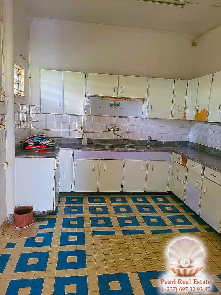 Maison (Villa) à louer - Yaoundé, Bastos, Bastos - 1 salon(s), 3 chambre(s), 2 salle(s) de bains - 800 000 FCFA / mois
