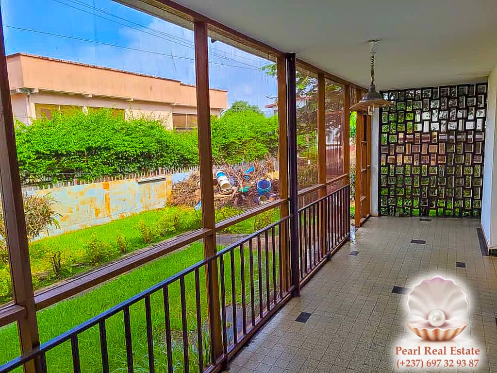 Maison (Villa) à louer - Yaoundé, Bastos, Bastos - 1 salon(s), 3 chambre(s), 2 salle(s) de bains - 800 000 FCFA / mois