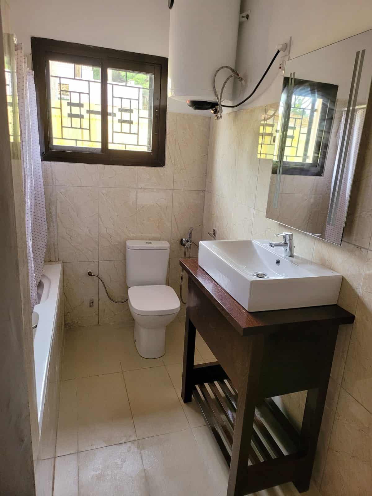 Apartment to rent - Yaoundé, Bastos, Pas loin de l'ambassade de Russie - 1 living room(s), 3 bedroom(s), 2 bathroom(s) - 850 000 FCFA / month