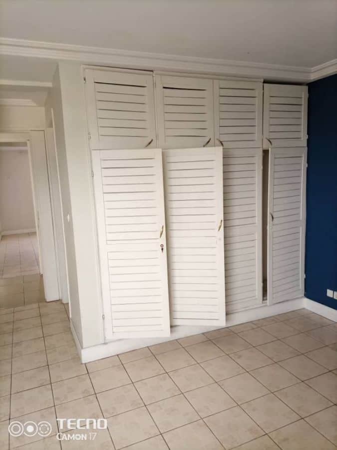 Appartement à louer - Douala, Bonapriso, Centre - 1 salon(s), 3 chambre(s), 2 salle(s) de bains - 1 000 000 FCFA / mois