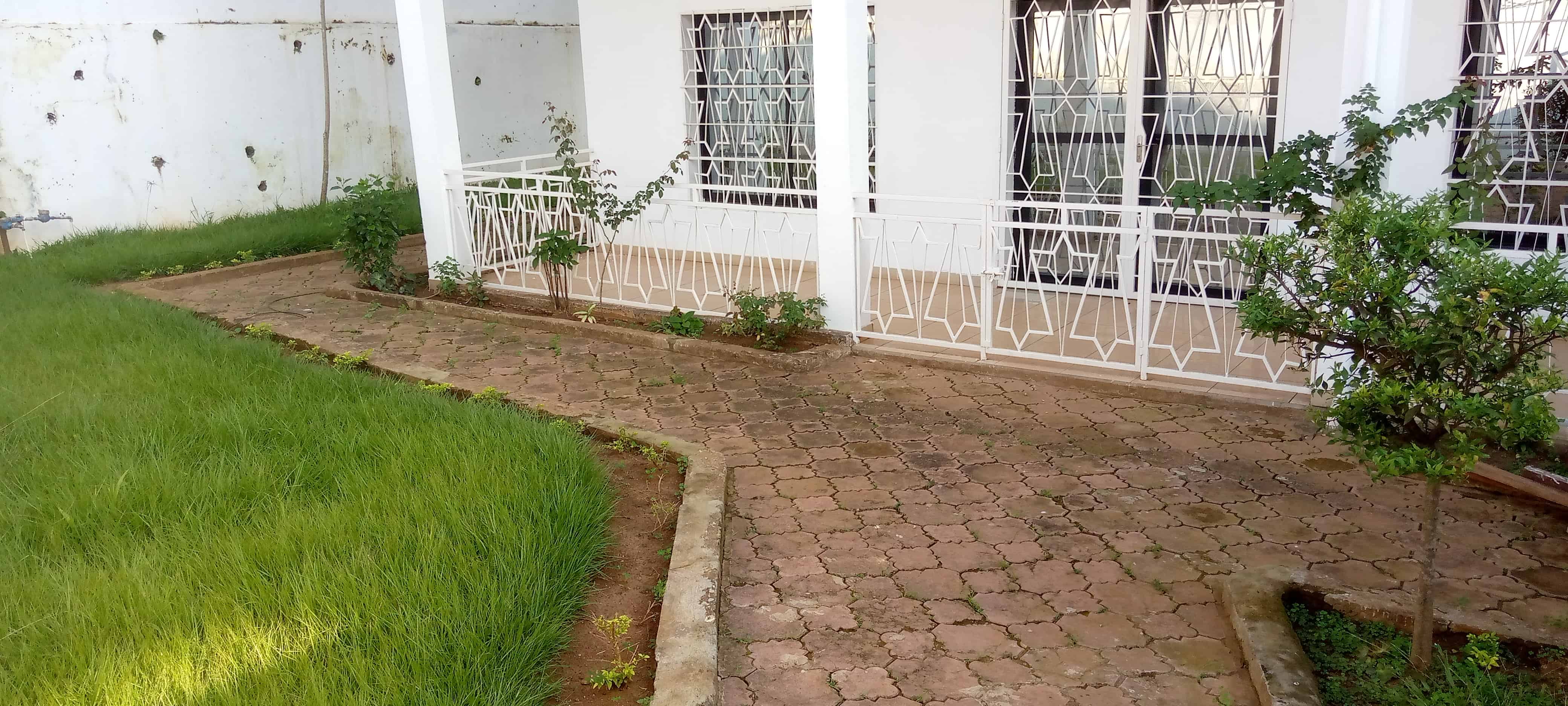 House (Villa) to rent - Yaoundé, Bastos, Bastos - 1 living room(s), 4 bedroom(s), 3 bathroom(s) - 1 000 000 FCFA / month