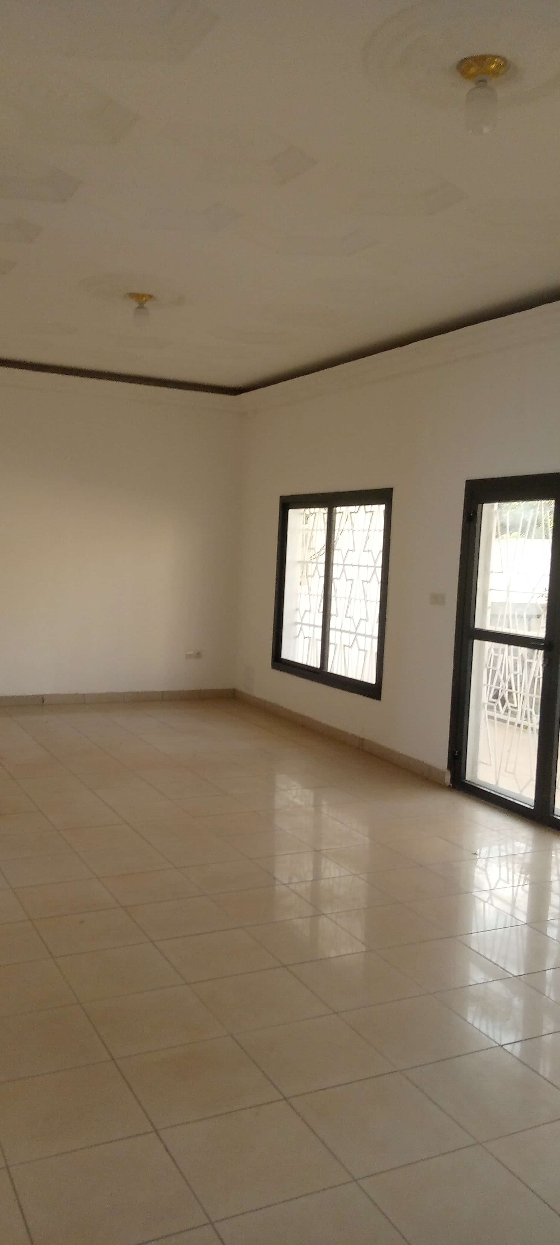 House (Villa) to rent - Yaoundé, Bastos, Bastos - 1 living room(s), 4 bedroom(s), 3 bathroom(s) - 1 000 000 FCFA / month
