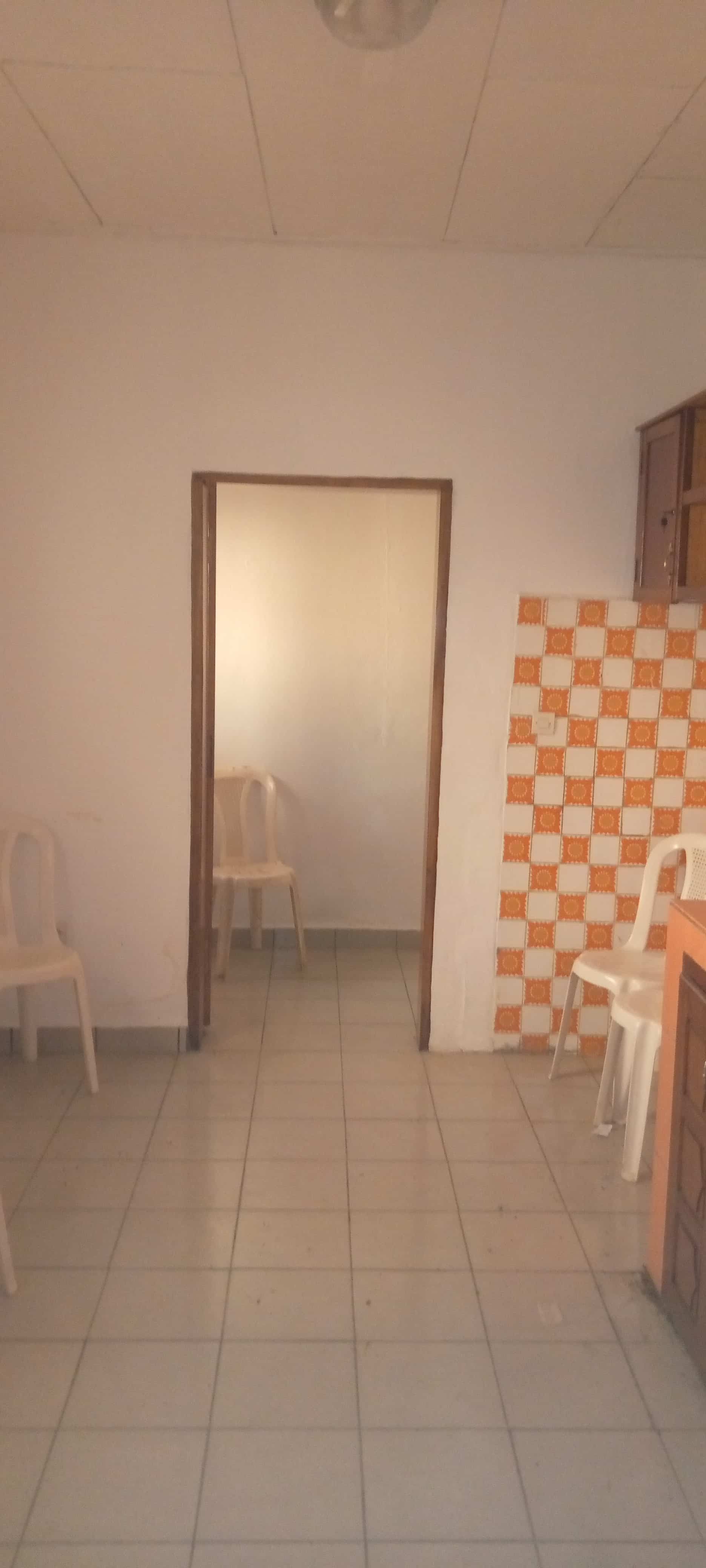 House (Villa) to rent - Yaoundé, Bastos, Bastos - 1 living room(s), 4 bedroom(s), 3 bathroom(s) - 1 000 000 FCFA / month