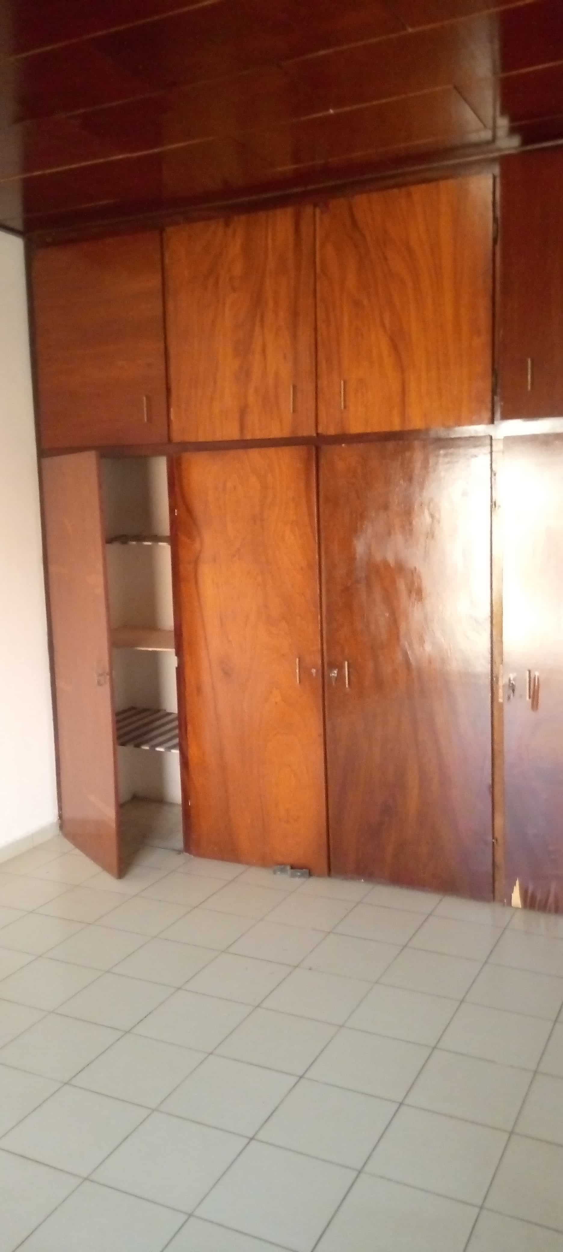 House (Villa) to rent - Yaoundé, Bastos, Bastos - 1 living room(s), 4 bedroom(s), 3 bathroom(s) - 1 000 000 FCFA / month