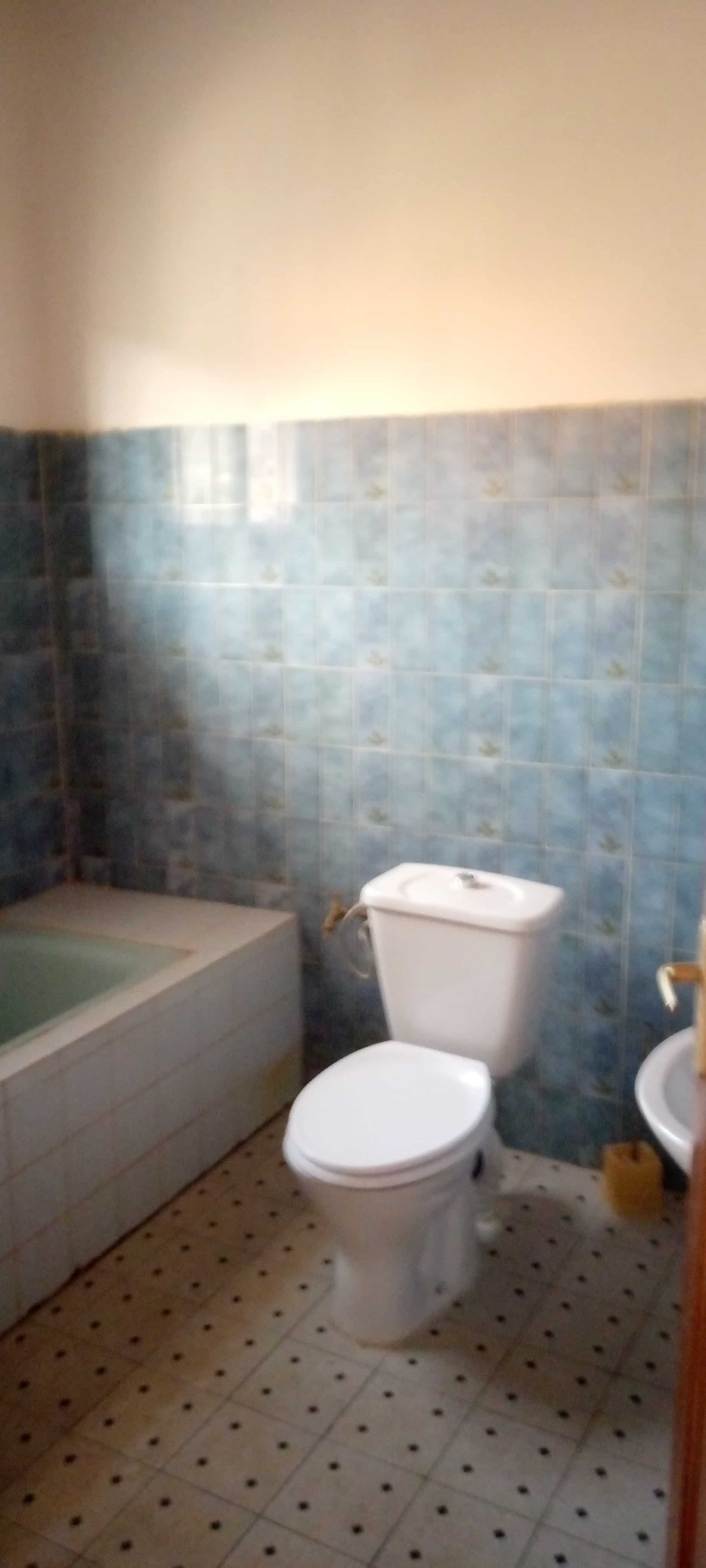 House (Villa) to rent - Yaoundé, Bastos, Bastos - 1 living room(s), 4 bedroom(s), 3 bathroom(s) - 1 000 000 FCFA / month