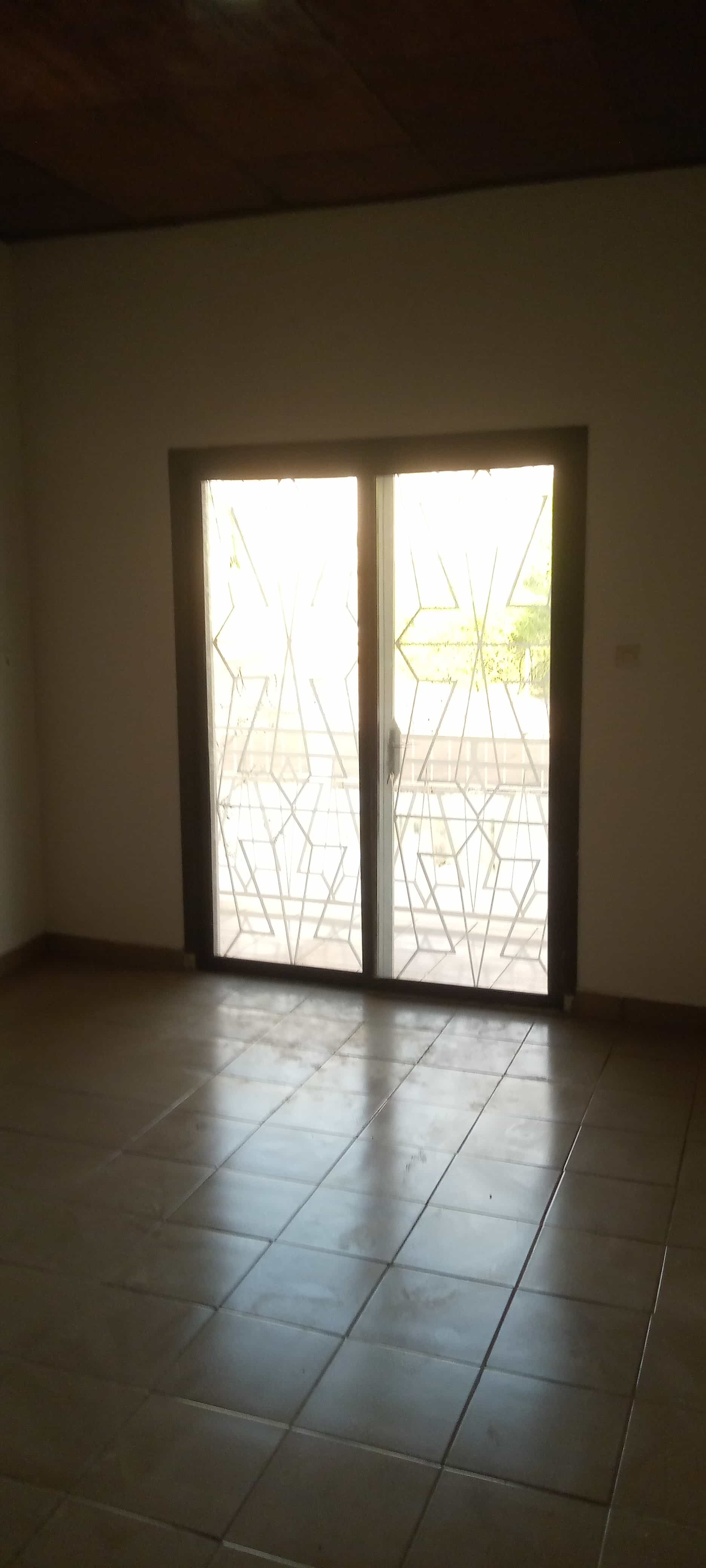 House (Villa) to rent - Yaoundé, Bastos, Bastos - 1 living room(s), 4 bedroom(s), 3 bathroom(s) - 1 000 000 FCFA / month