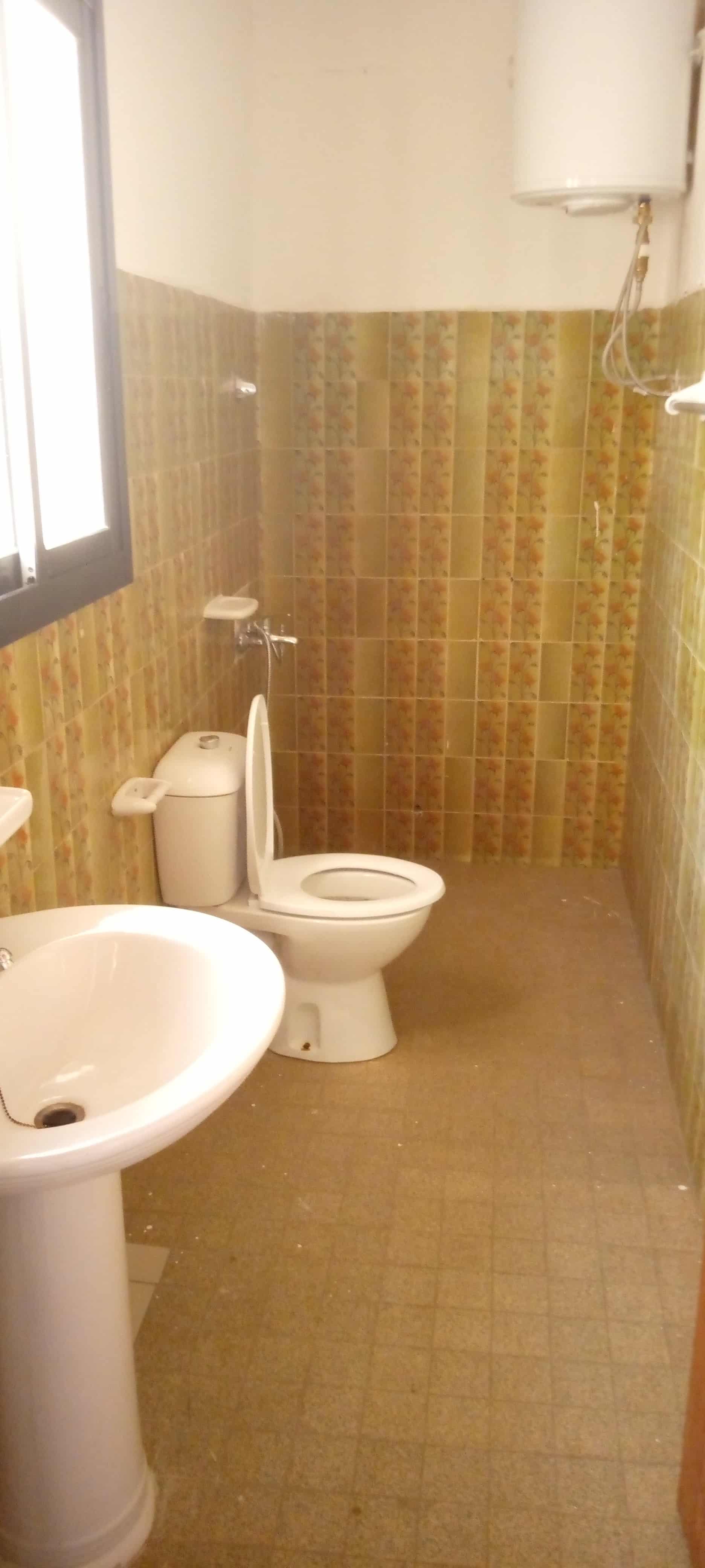 House (Villa) to rent - Yaoundé, Bastos, Bastos - 1 living room(s), 4 bedroom(s), 3 bathroom(s) - 1 000 000 FCFA / month