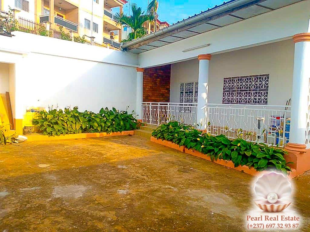 Maison (Villa) à louer - Yaoundé, Bastos, Carrefour Bastos - 1 salon(s), 4 chambre(s), 3 salle(s) de bains - 1 000 000 FCFA / mois