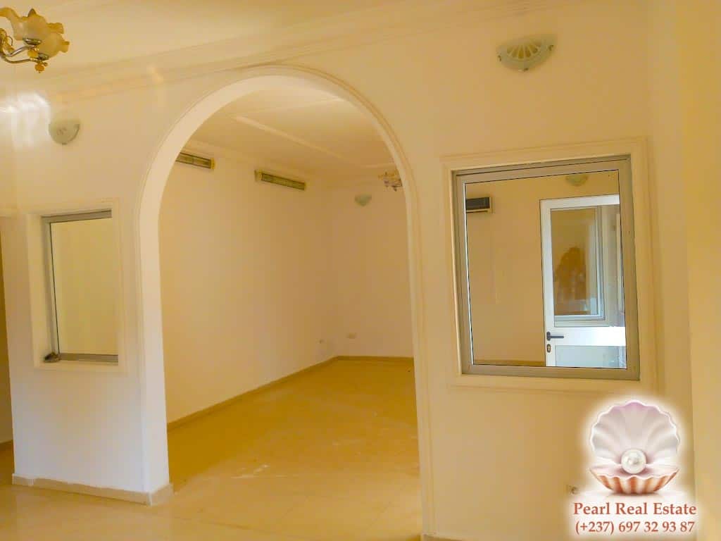 Maison (Villa) à louer - Yaoundé, Bastos, Golf - 1 salon(s), 4 chambre(s), 3 salle(s) de bains - 1 300 000 FCFA / mois