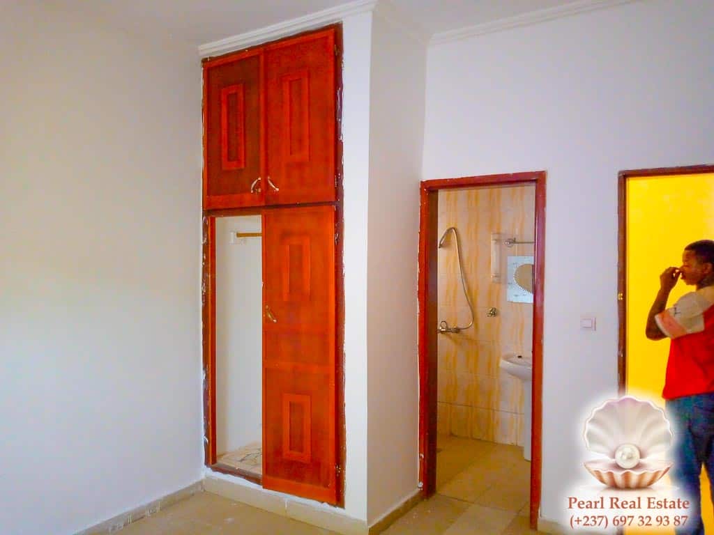 Maison (Villa) à louer - Yaoundé, Bastos, Golf - 1 salon(s), 4 chambre(s), 3 salle(s) de bains - 1 300 000 FCFA / mois