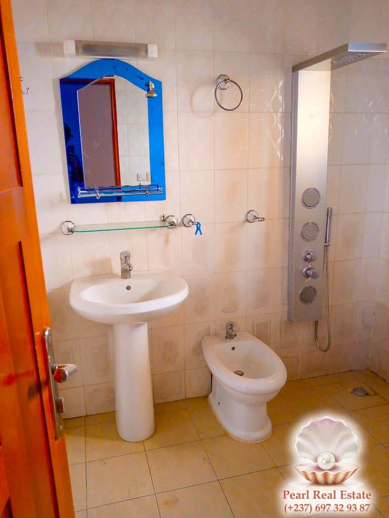 Maison (Villa) à louer - Yaoundé, Bastos, Golf - 1 salon(s), 4 chambre(s), 3 salle(s) de bains - 1 300 000 FCFA / mois