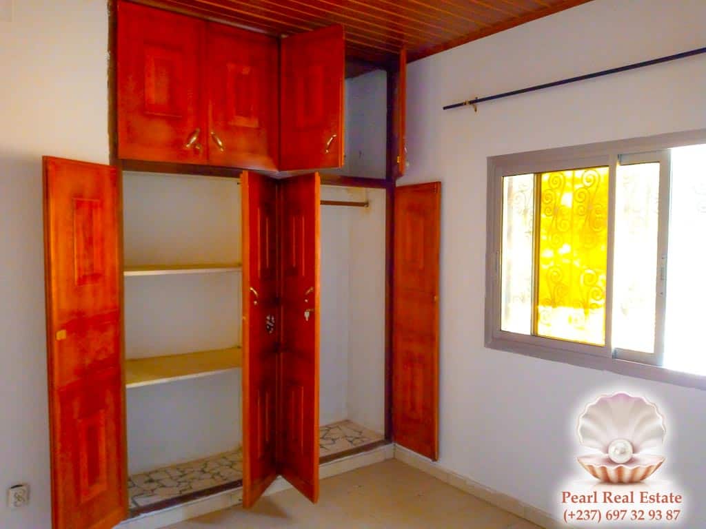 Maison (Villa) à louer - Yaoundé, Bastos, Golf - 1 salon(s), 4 chambre(s), 3 salle(s) de bains - 1 300 000 FCFA / mois