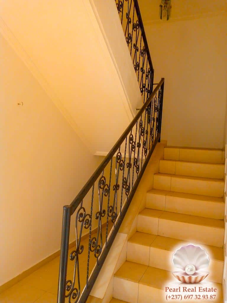 Maison (Villa) à louer - Yaoundé, Bastos, Golf - 1 salon(s), 4 chambre(s), 3 salle(s) de bains - 1 300 000 FCFA / mois