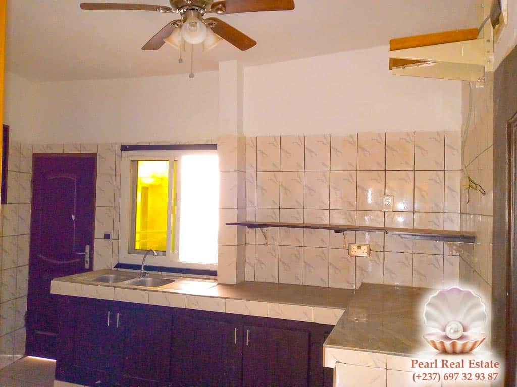 Apartment to rent - Yaoundé, Bastos, Golf - 1 living room(s), 3 bedroom(s), 2 bathroom(s) - 500 000 FCFA / month