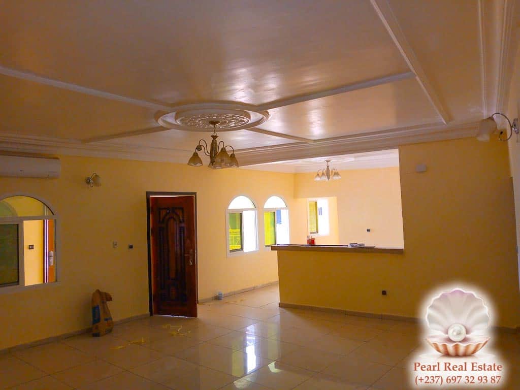 Appartement à louer - Yaoundé, Bastos, Golf - 1 salon(s), 3 chambre(s), 2 salle(s) de bains - 500 000 FCFA / mois