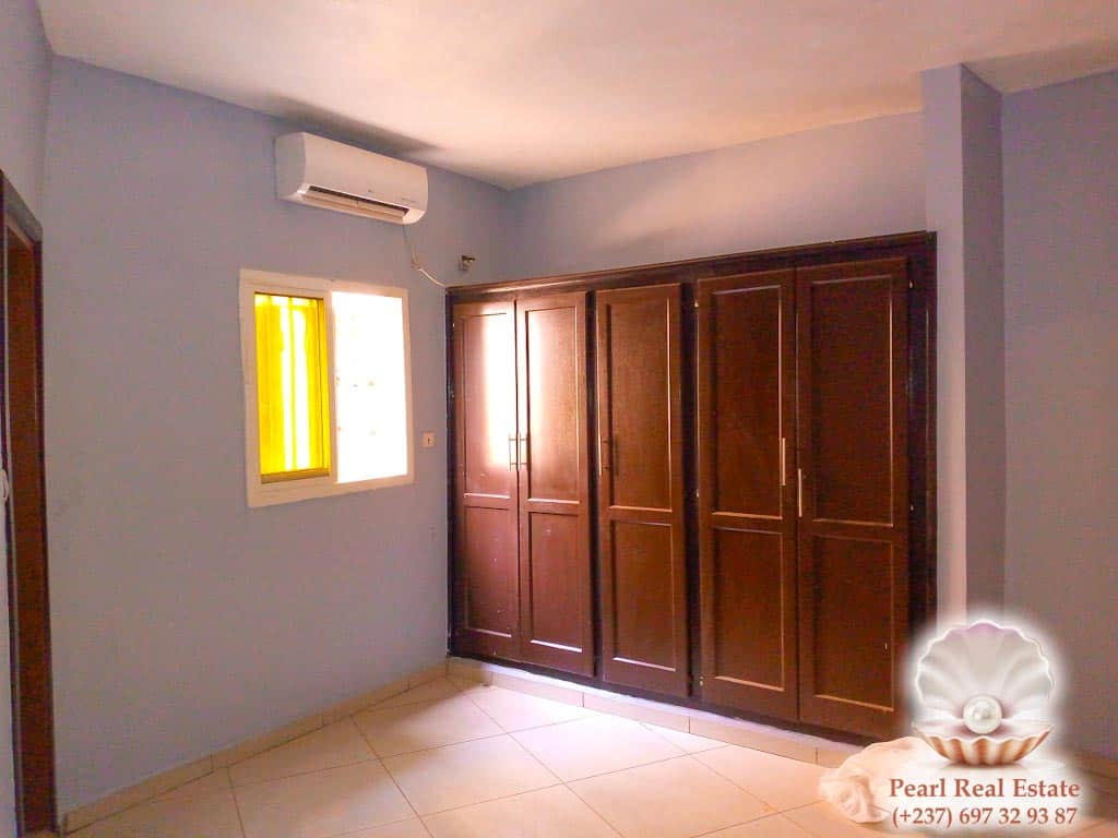 Appartement à louer - Yaoundé, Bastos, Golf - 1 salon(s), 3 chambre(s), 2 salle(s) de bains - 500 000 FCFA / mois