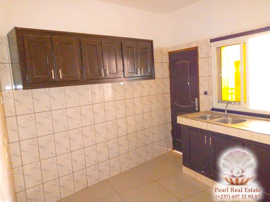 Appartement à louer - Yaoundé, Bastos, Golf - 1 salon(s), 3 chambre(s), 2 salle(s) de bains - 500 000 FCFA / mois