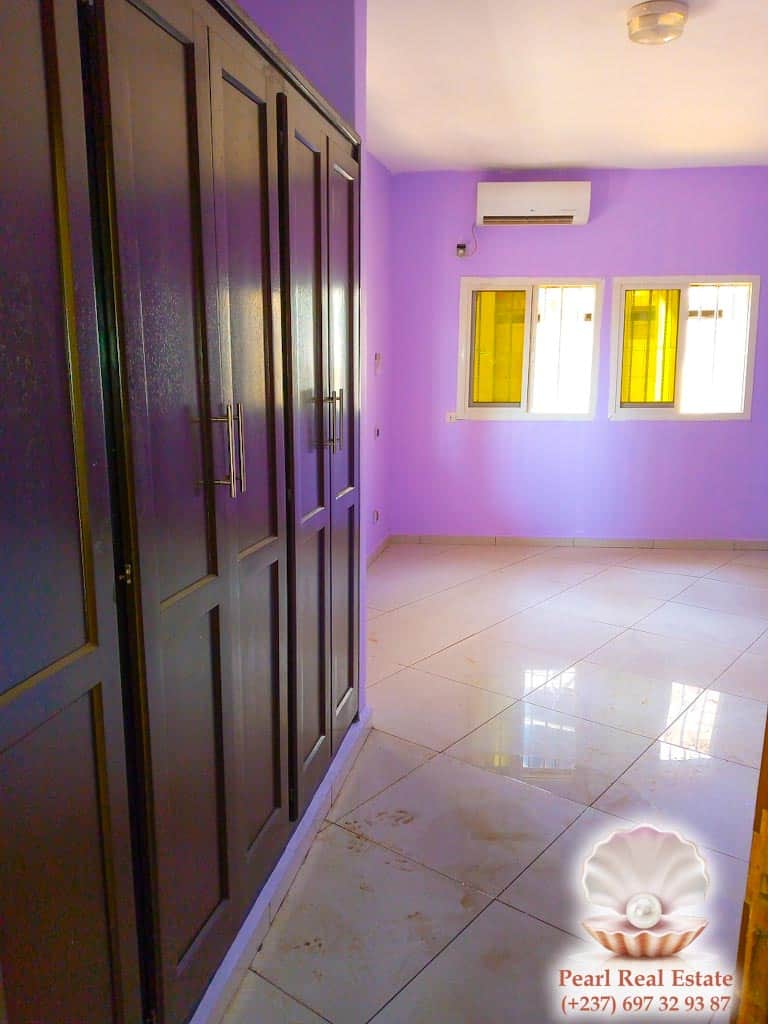 Appartement à louer - Yaoundé, Bastos, Golf - 1 salon(s), 3 chambre(s), 2 salle(s) de bains - 500 000 FCFA / mois