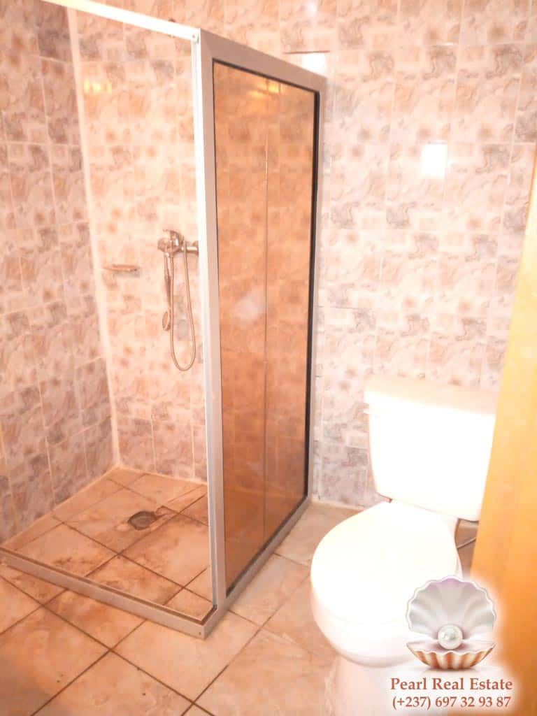 Appartement à louer - Yaoundé, Bastos, Golf - 1 salon(s), 3 chambre(s), 2 salle(s) de bains - 500 000 FCFA / mois