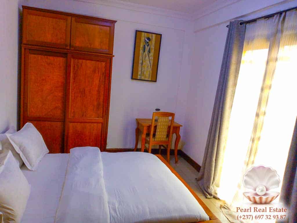Appartement à louer - Yaoundé, Bastos, Carrefour Bastos - 1 salon(s), 2 chambre(s), 1 salle(s) de bains - 1 300 000 FCFA / mois