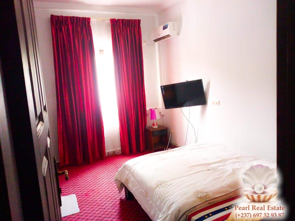 Apartment to rent - Yaoundé, Bastos, École publique Bastos - 1 living room(s), 3 bedroom(s), 2 bathroom(s) - 75 000 FCFA / month