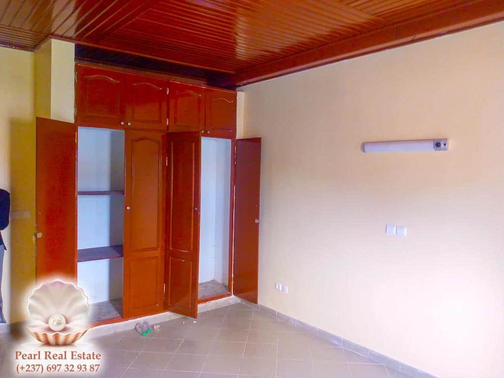 Apartment to rent - Yaoundé, Bastos, Golf - 1 living room(s), 3 bedroom(s), 2 bathroom(s) - 1 300 000 FCFA / month