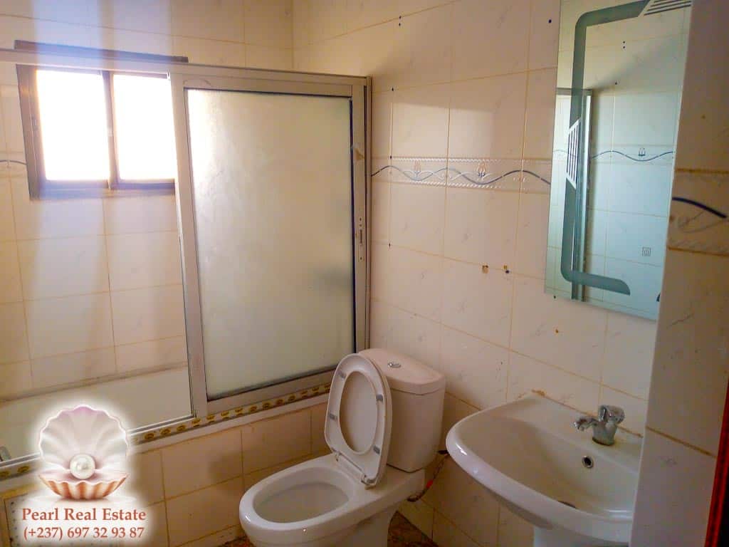 Apartment to rent - Yaoundé, Bastos, Golf - 1 living room(s), 3 bedroom(s), 2 bathroom(s) - 1 300 000 FCFA / month