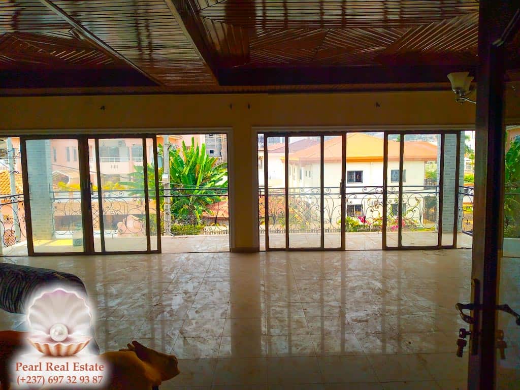 Apartment to rent - Yaoundé, Bastos, Golf - 1 living room(s), 3 bedroom(s), 2 bathroom(s) - 1 300 000 FCFA / month