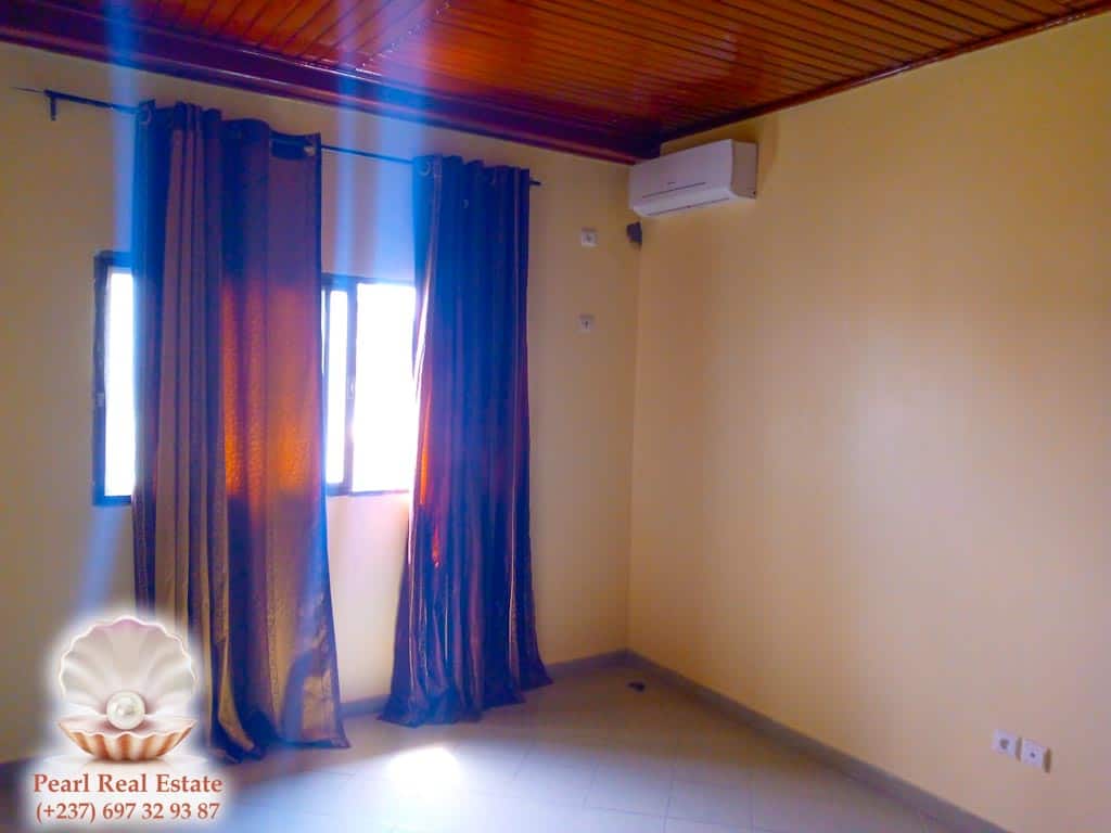 Apartment to rent - Yaoundé, Bastos, Golf - 1 living room(s), 3 bedroom(s), 2 bathroom(s) - 1 300 000 FCFA / month