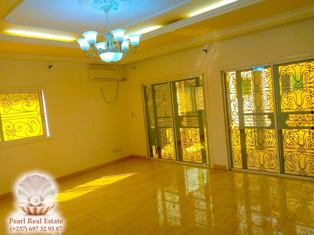 Apartment to rent - Yaoundé, Bastos, Carrefour Bastos - 1 living room(s), 2 bedroom(s), 2 bathroom(s) - 800 000 FCFA / month
