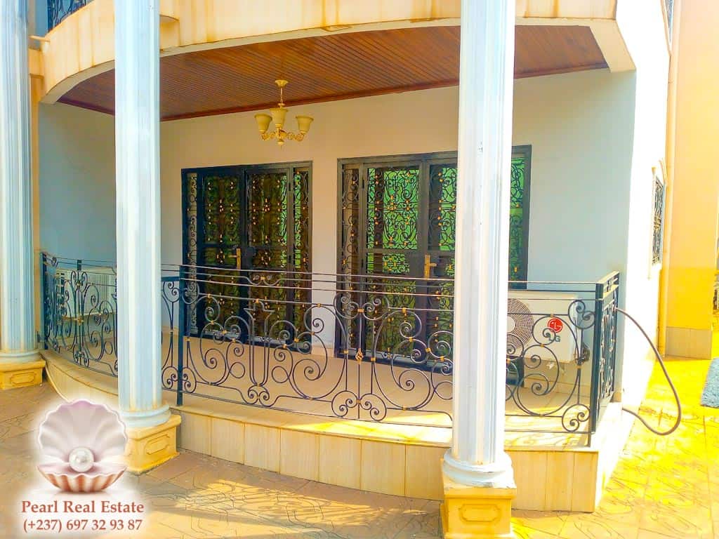 Apartment to rent - Yaoundé, Bastos, Carrefour Bastos - 1 living room(s), 2 bedroom(s), 2 bathroom(s) - 800 000 FCFA / month