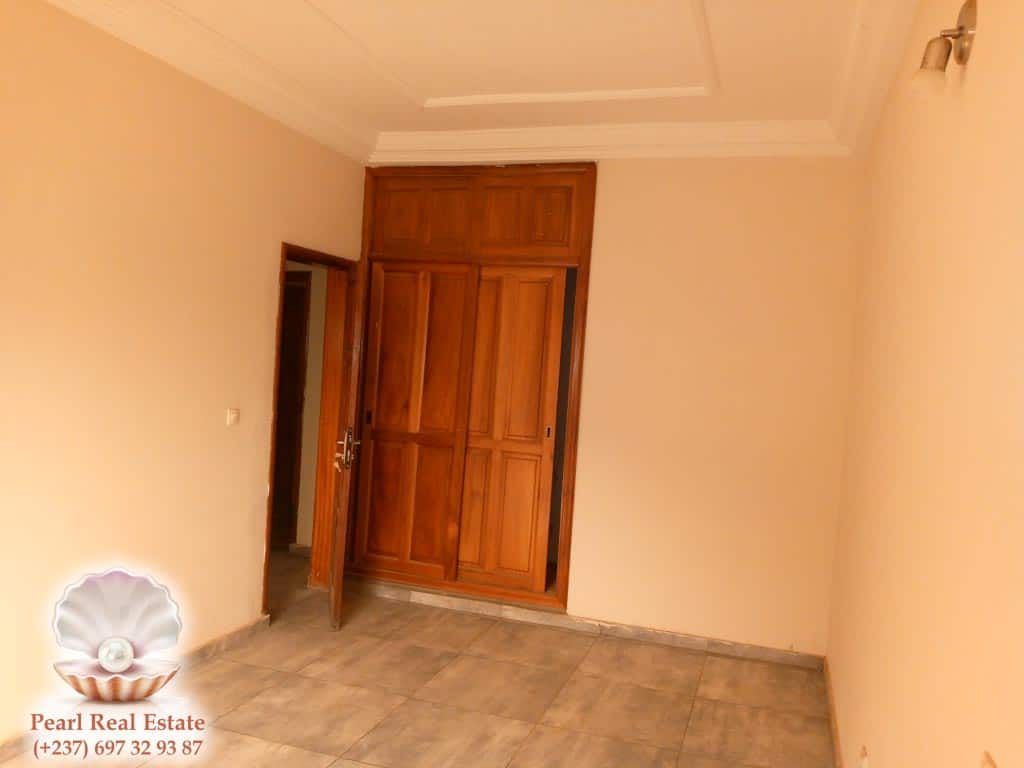Apartment to rent - Yaoundé, Bastos, Carrefour Bastos - 1 living room(s), 2 bedroom(s), 1 bathroom(s) - 800 000 FCFA / month