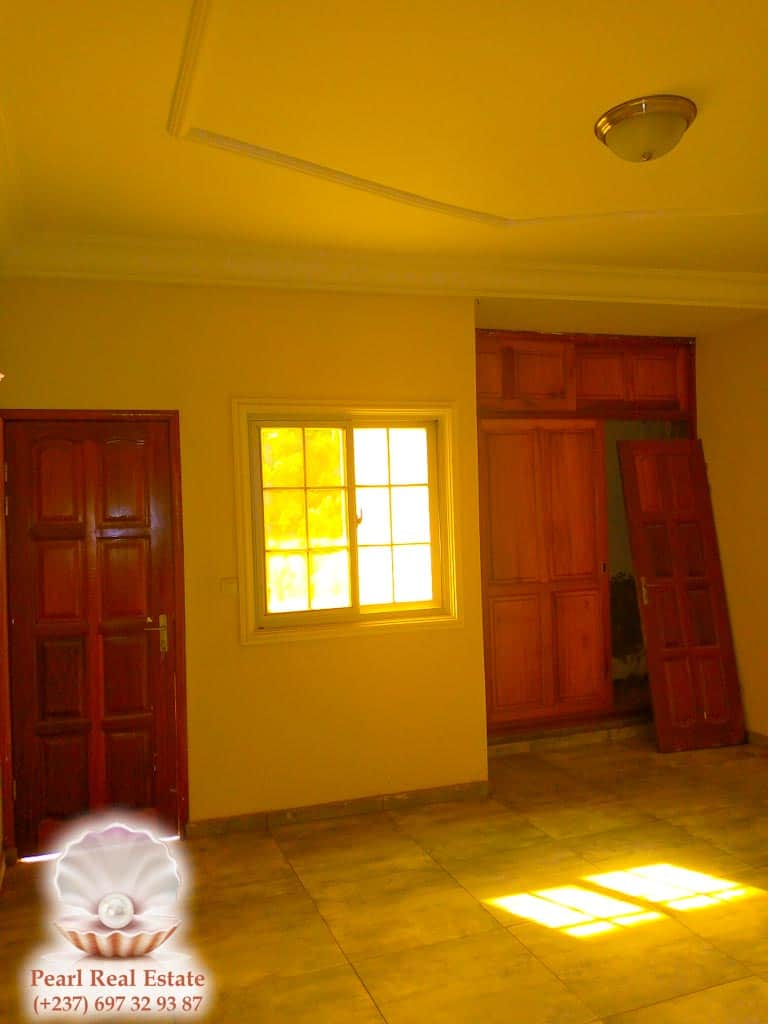 Apartment to rent - Yaoundé, Bastos, Carrefour Bastos - 1 living room(s), 2 bedroom(s), 1 bathroom(s) - 800 000 FCFA / month