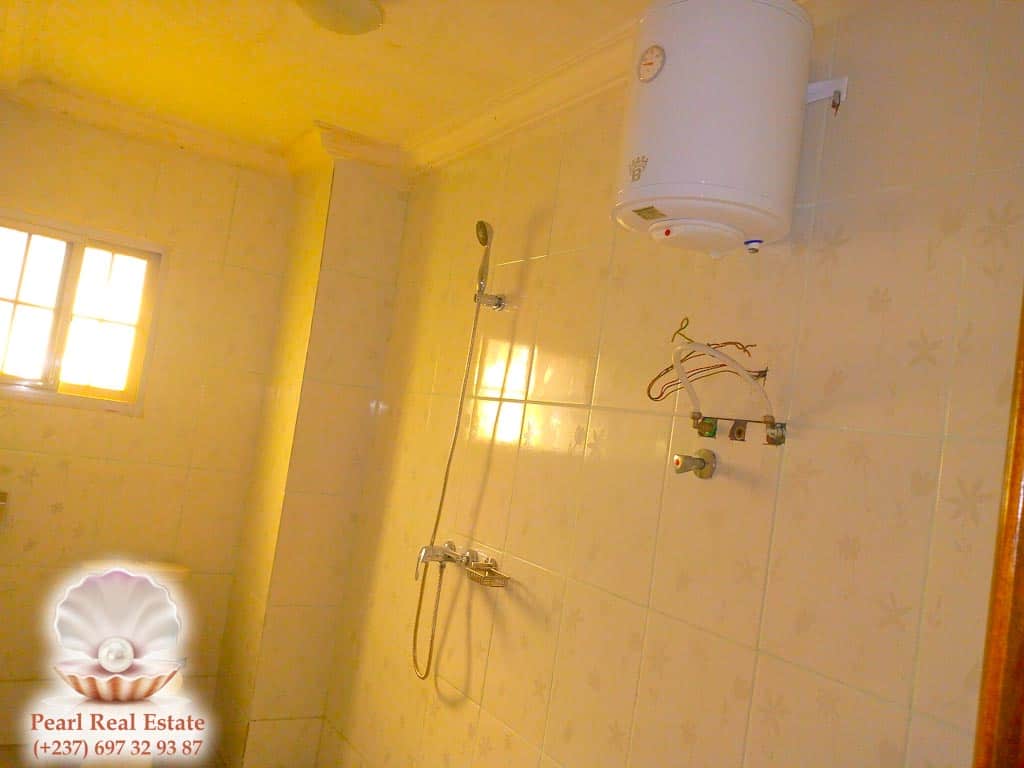 Apartment to rent - Yaoundé, Bastos, Carrefour Bastos - 1 living room(s), 2 bedroom(s), 1 bathroom(s) - 800 000 FCFA / month