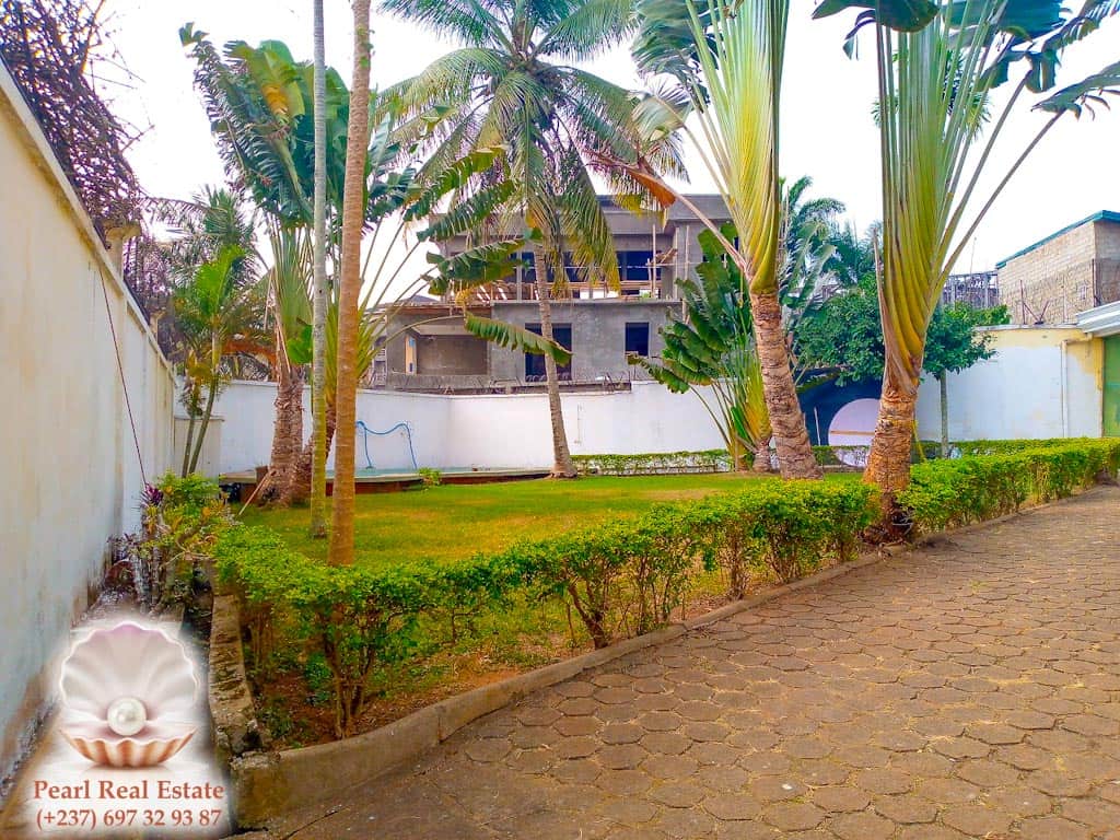 Maison (Villa) à louer - Yaoundé, Bastos, Golf - 1 salon(s), 4 chambre(s), 3 salle(s) de bains - 2 500 000 FCFA / mois
