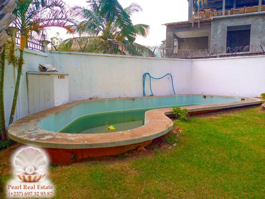 Maison (Villa) à louer - Yaoundé, Bastos, Golf - 1 salon(s), 4 chambre(s), 3 salle(s) de bains - 2 500 000 FCFA / mois